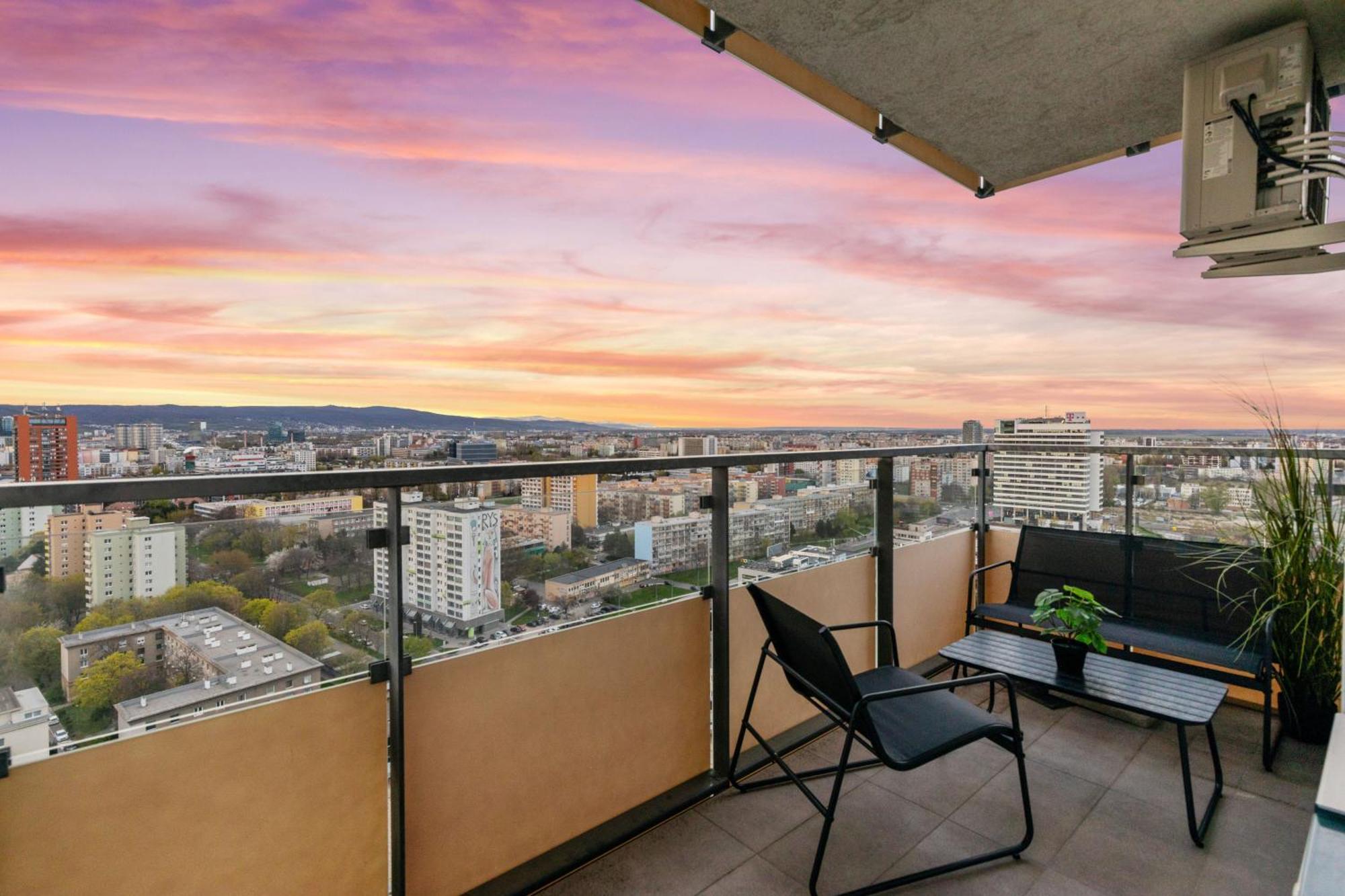 Apartment Lam Jungle - Sky View 21 Floor - Free Parking Bratislava